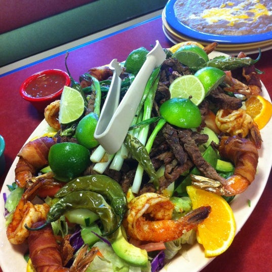รูปภาพถ่ายที่ Los Sanchez Restaurant โดย Andres A. เมื่อ 10/9/2012