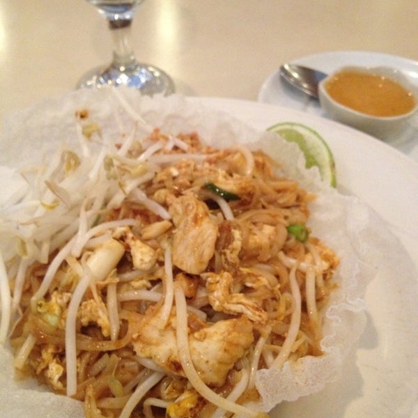 Foto diambil di Little Thai Cuisine oleh Kym H. pada 1/7/2013