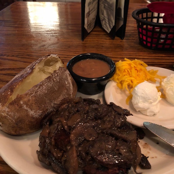 Photo taken at Riscky&#39;s Steakhouse by Mabura G. on 1/21/2018
