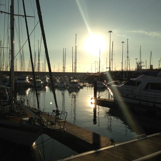 รูปภาพถ่ายที่ Porto de Recreio de Oeiras โดย Alfredo F. เมื่อ 12/10/2012