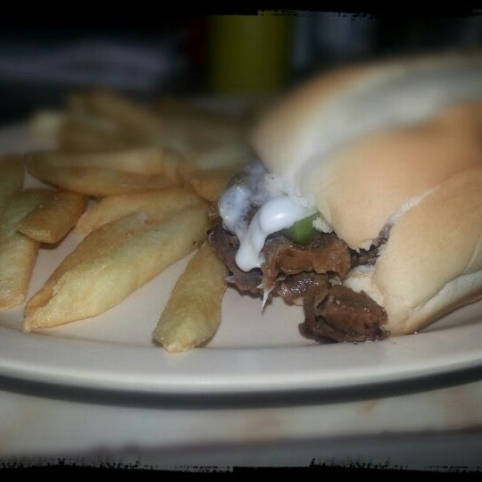 Foto scattata a Philly&#39;s Cheese Steaks &amp; Grill da jupiter il 1/30/2013