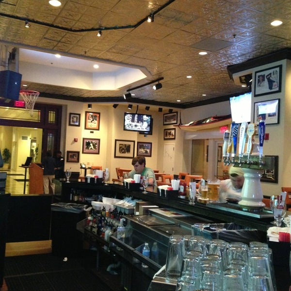 2/15/2013にMarie O.がChampions Sports Barで撮った写真