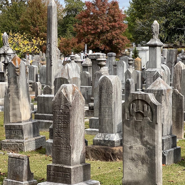 Foto tirada no(a) Oakland Cemetery por Taylor H. em 10/27/2023
