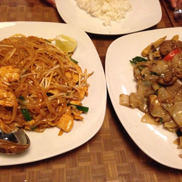 Foto scattata a Thai Siam Restaurant da Tiffany H. il 9/29/2013