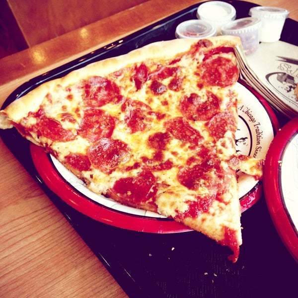 Foto tomada en Rosati&#39;s Pizza  por Anthony H. el 4/20/2013