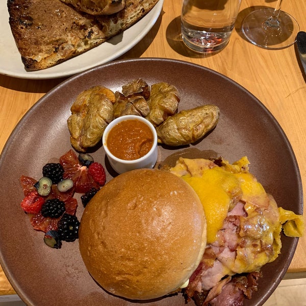 Weekend brunch gets packed so prepare to wait. Breakfast sandwich comes with really tasty smashed potatoes. Cinnamon toast is huge(!) but very oily.