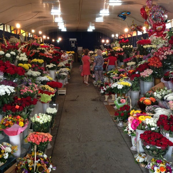 Новый цветочный рынок. Краснодарский цветочный рынок. Рынок цветов в Краснодаре. Оптовый Ранок цветов в Краснодаре.