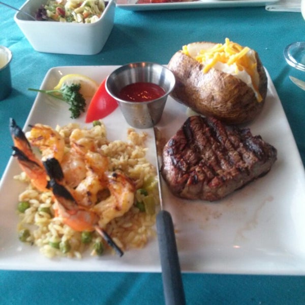 รูปภาพถ่ายที่ Sea Ranch Restaurant โดย Graciela E. เมื่อ 5/27/2013