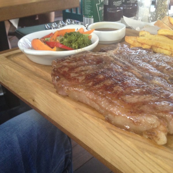 Das Foto wurde bei Flame Burger &amp; Steak House von Serhat K. am 9/1/2013 aufgenommen