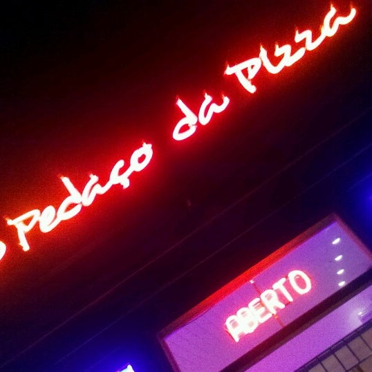 Photo taken at O Pedaço da Pizza by Cadu G. on 10/6/2012
