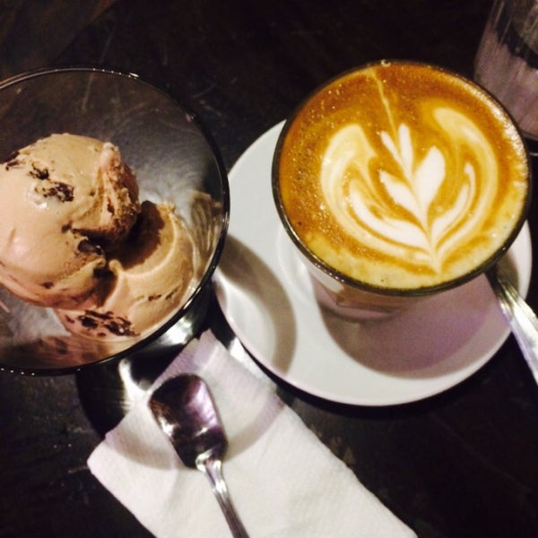 Снимок сделан в Afters Espresso &amp; Desserts пользователем Bea V. 9/12/2015