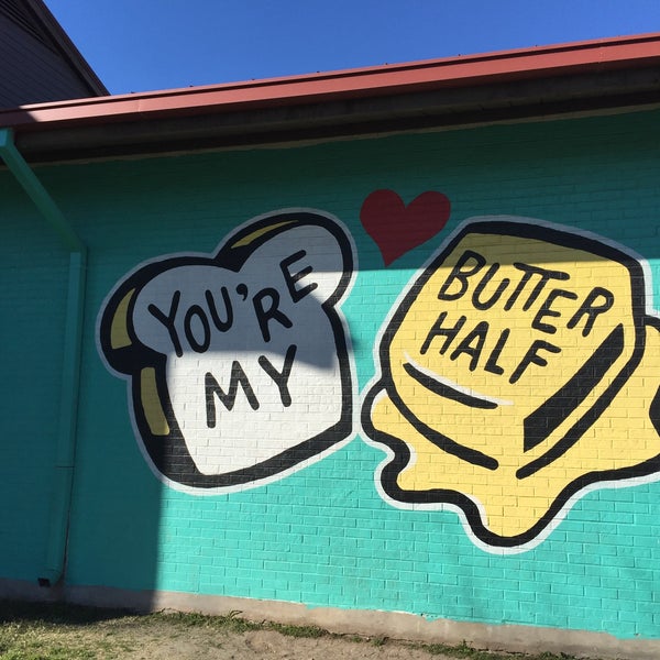 1/30/2016 tarihinde Purva L.ziyaretçi tarafından You&#39;re My Butter Half (2013) mural by John Rockwell and the Creative Suitcase team'de çekilen fotoğraf