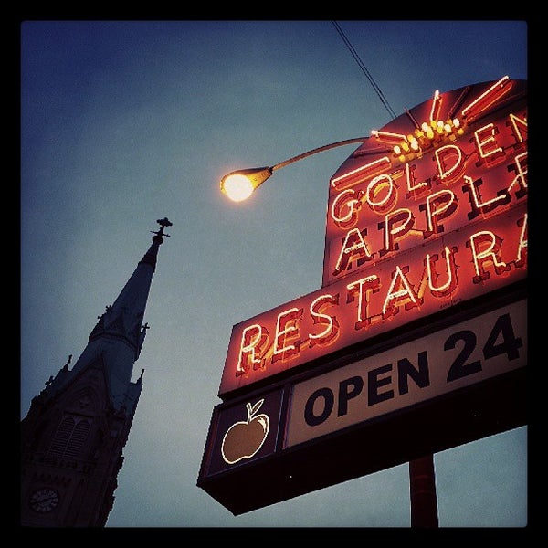 Foto tirada no(a) Golden Apple Grill &amp; Breakfast House por Neil C. em 6/22/2013