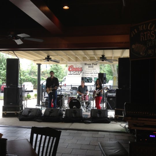 Photo taken at Red Hot &amp; Blue  -  Barbecue, Burgers &amp; Blues by Ajua H. on 9/29/2012