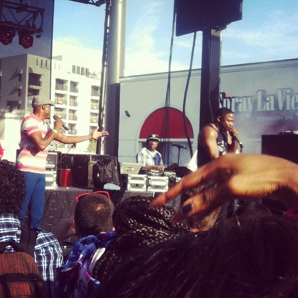 รูปภาพถ่ายที่ Sunset Strip Music Festival โดย Gretchen S. เมื่อ 8/4/2013