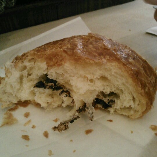 12/31/2012 tarihinde Theresa K.ziyaretçi tarafından LeoNora Gourmet Bakery'de çekilen fotoğraf