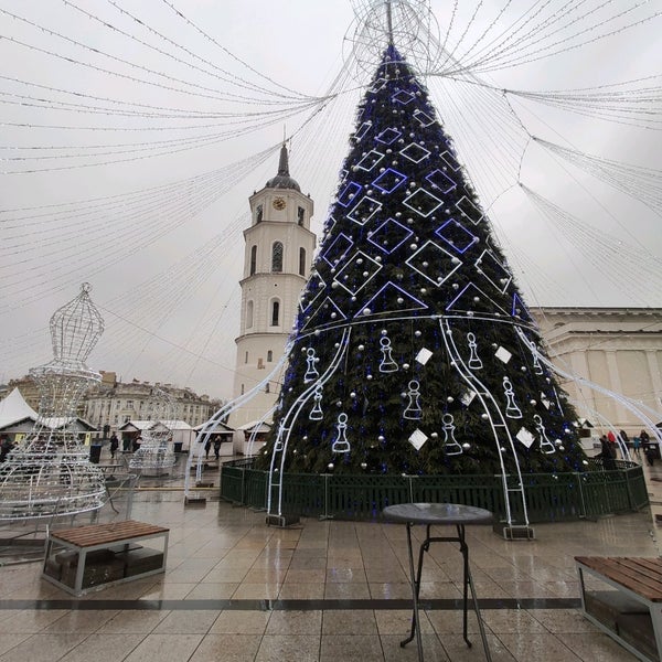 1/7/2020 tarihinde Yuriiziyaretçi tarafından Katedros aikštė | Cathedral Square'de çekilen fotoğraf
