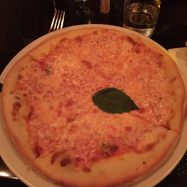 Das Foto wurde bei Ceci Italian Cuisine von Ebonie P. am 6/22/2015 aufgenommen