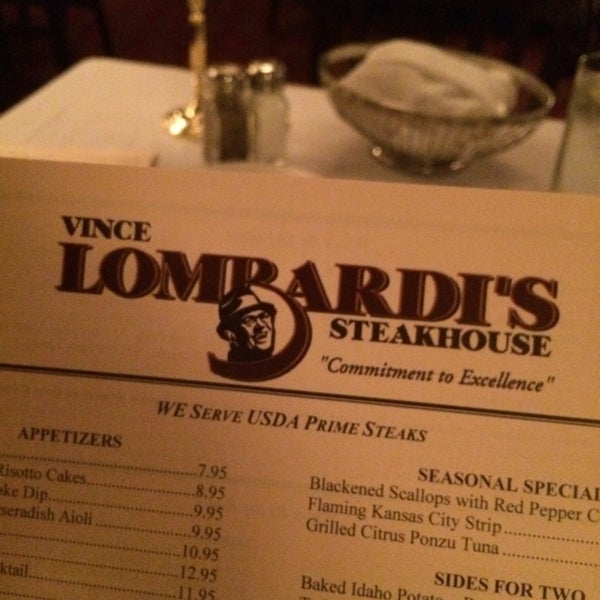 รูปภาพถ่ายที่ Lombardi&#39;s Steak House โดย Thomas C. เมื่อ 6/15/2014