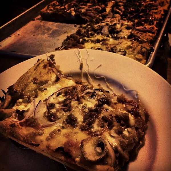 9/14/2012 tarihinde Superjonbotziyaretçi tarafından Aperitivo Pizza Bar'de çekilen fotoğraf