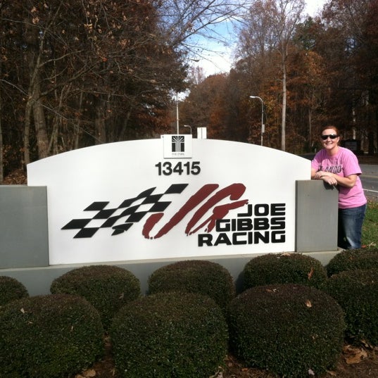 Foto tomada en Joe Gibbs Racing  por Sarah Y. el 11/23/2012