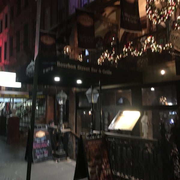 Foto tirada no(a) Bourbon Street Bar &amp; Grille por Albert C. em 11/23/2017