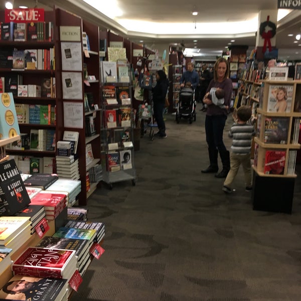Books inc. Книжный магазин на бауманской. Книжный дворик. Books inc. Books inc.
