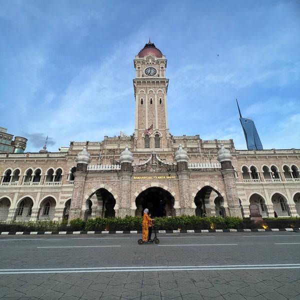 Photo taken at Bangunan Sultan Abdul Samad by Äbdulaziz ✈️🧑‍💻 on 5/7/2023