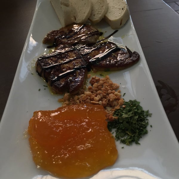Das Foto wurde bei Génova - Tapas Restaurante von Crispal am 4/18/2015 aufgenommen