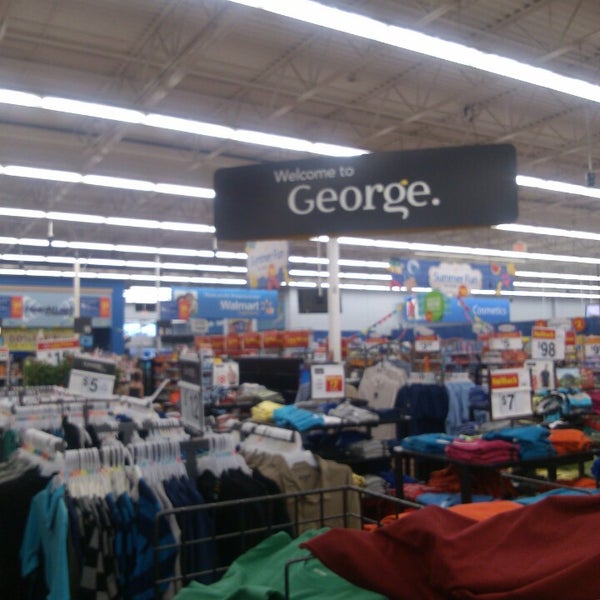 รูปภาพถ่ายที่ Walmart โดย Stephanie W. เมื่อ 5/17/2013