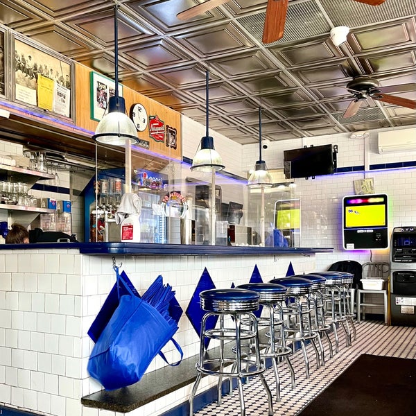 รูปภาพถ่ายที่ South Street Diner โดย Mika เมื่อ 3/31/2021