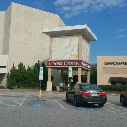 Foto tomada en Cross Creek Mall  por LaMont&#39;e B. el 8/29/2015