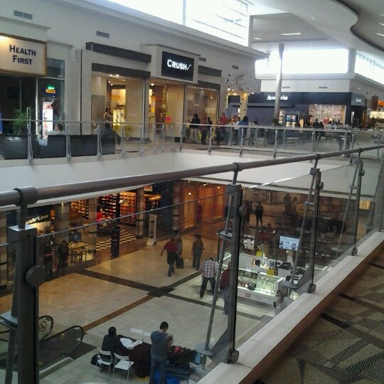 รูปภาพถ่ายที่ Triangle Town Center Mall โดย LaMont&#39;e B. เมื่อ 12/8/2012