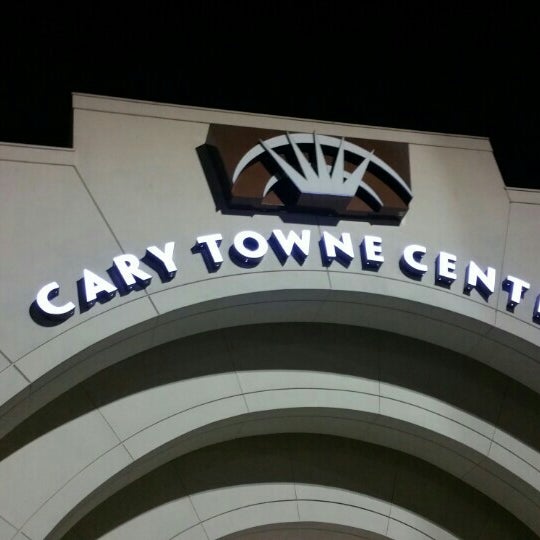 Foto tirada no(a) Cary Towne Center por LaMont&#39;e B. em 11/9/2015