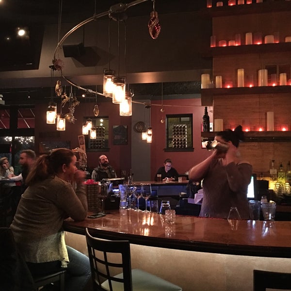 12/24/2015 tarihinde Inessa L.ziyaretçi tarafından Van Goghz Martini Bar &amp; Bistro'de çekilen fotoğraf