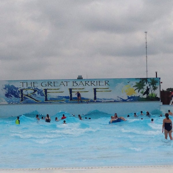8/23/2014にAleka E.がRaging Waves Waterparkで撮った写真