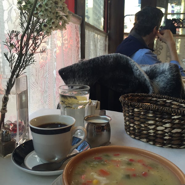 2/25/2015 tarihinde MarMar D.ziyaretçi tarafından Mon Petit Café'de çekilen fotoğraf