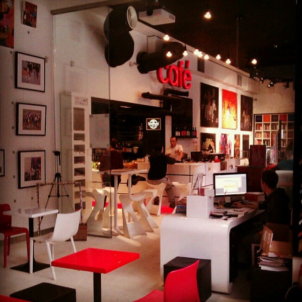 รูปภาพถ่ายที่ MiTo art café books โดย Aneta G. เมื่อ 1/14/2013