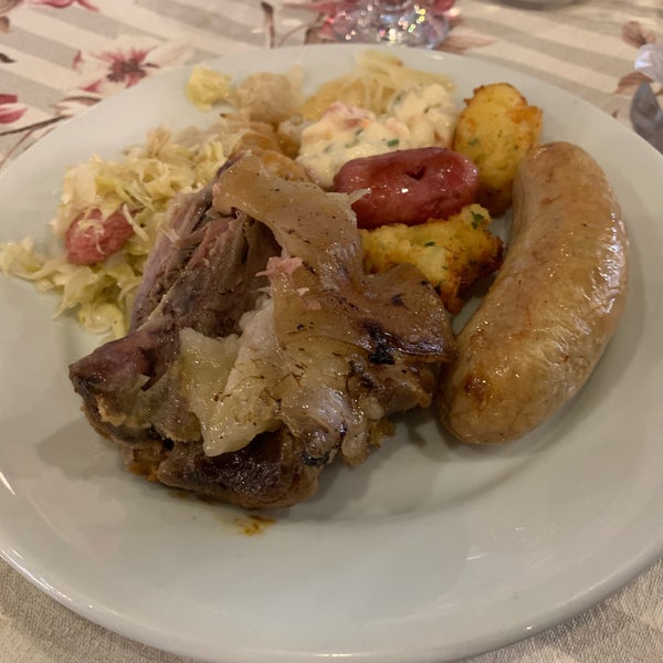 Foto diambil di Torquês Restaurante oleh Antonio D. pada 7/6/2019