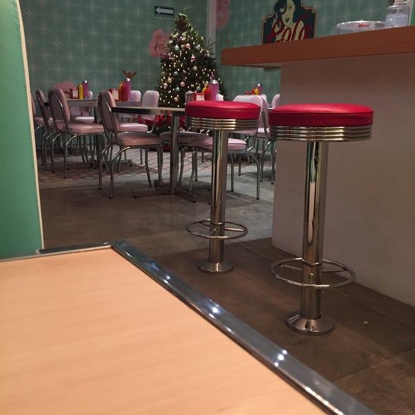 Foto scattata a Lola Shake Burger House da Sofia G. il 12/11/2015