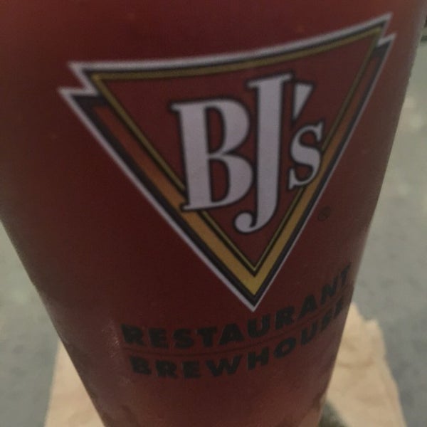 รูปภาพถ่ายที่ BJ&#39;s Restaurant &amp; Brewhouse โดย Ed H. เมื่อ 10/11/2015