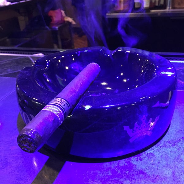 Das Foto wurde bei Elite Cigar Cafe von Greg am 12/10/2015 aufgenommen