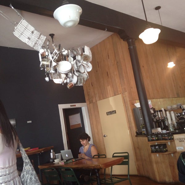 3/10/2014 tarihinde Ian R.ziyaretçi tarafından Cafe Sophie'de çekilen fotoğraf