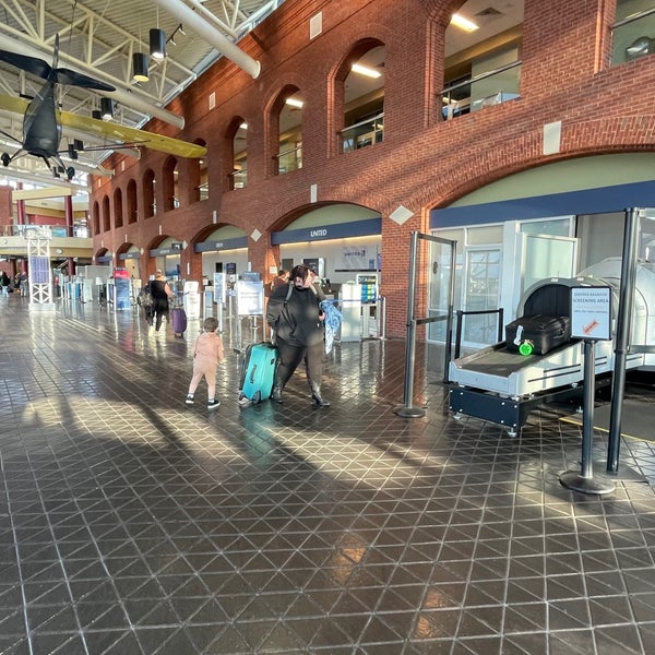 9/6/2023 tarihinde ra n.ziyaretçi tarafından Roanoke-Blacksburg Regional Airport (ROA)'de çekilen fotoğraf