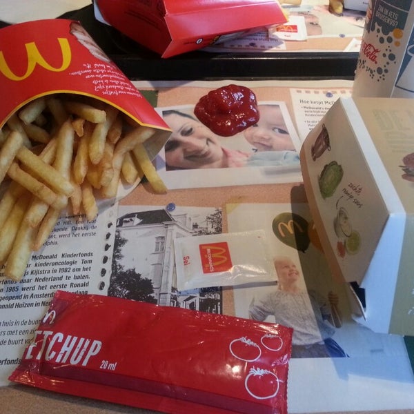 Foto tirada no(a) McDonald&#39;s por Buse T. em 1/28/2014