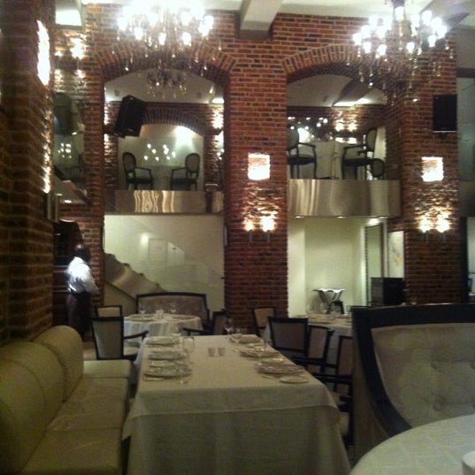Foto diambil di Le Restaurant oleh 🌸Екатерина🌸 pada 10/8/2012