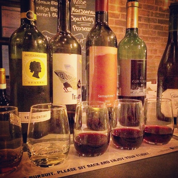 11/4/2014 tarihinde Jason T.ziyaretçi tarafından The Pursuit Wine Bar'de çekilen fotoğraf