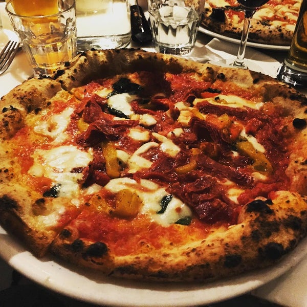 Снимок сделан в Menomalé Pizza Napoletana пользователем Jason T. 1/18/2016