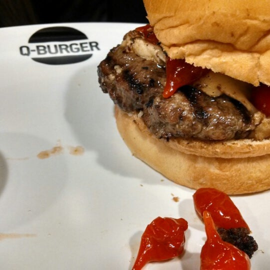 Foto diambil di Q-Burger oleh Rafael S. pada 5/24/2014