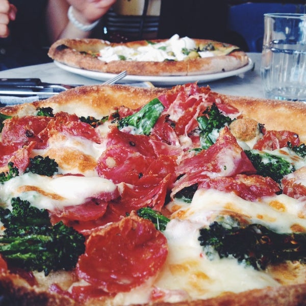 6/30/2013 tarihinde Freddie M.ziyaretçi tarafından Pizza East'de çekilen fotoğraf